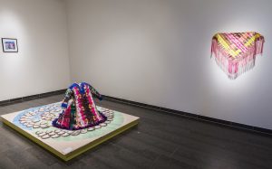 DET FINS IKKE noe samisk kunstmuseum. Bildet viser Outi Pieskis installasjon Gollegákti (Golden gákti) fra 2007. Foto: Thomas Andrezej Wacko, RiddoDuottarMuseat