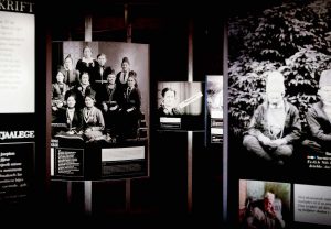 MEST PLANSJER: Utstillingen Nettverksbyggeren Elsa Laula Renberg, består av 15 plansjer med foto og tekst og en liten håndfull gjenstander. FOTO: Jens-A. Remmen Wiken /Helgeland museum