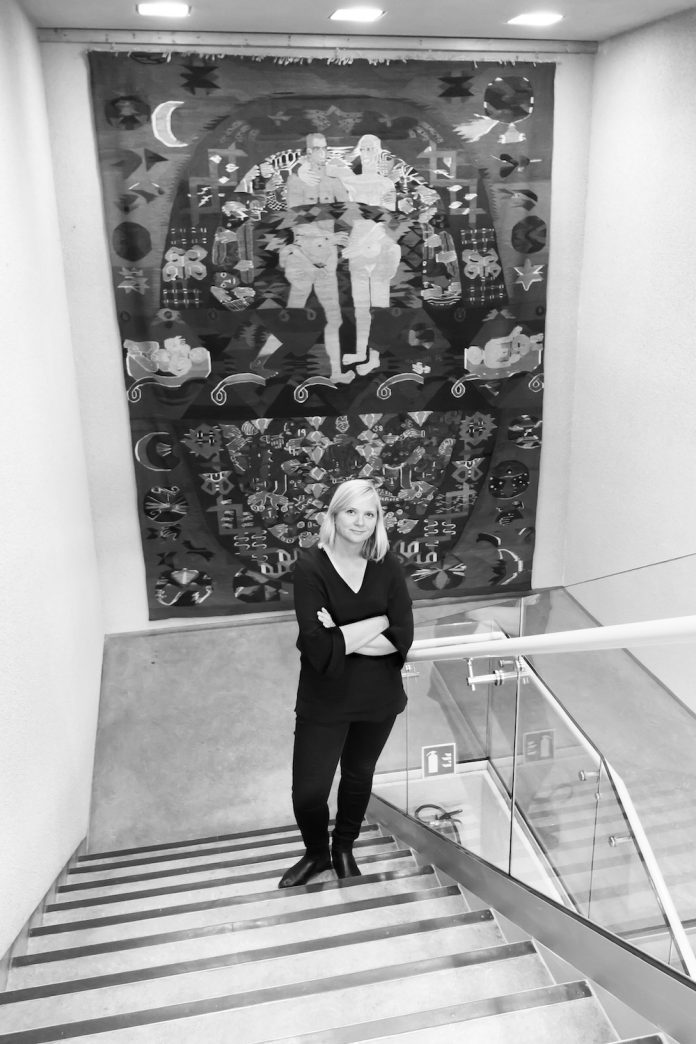 POSITIV til sammenslåing. Åshild Adsen, direktør ved Nordenfjeldske kunstindustrimuseum, her foran Hannah Ryggens «Vi lever på en stjerne». FOTO: KATIE KULSENG