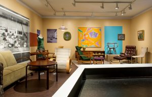 DESIGNKAVALKADEN på Drammens Museums nye utstilling er gjennomstylet, den spiller på farger og former, men forfekter også streng kronologi. FOTO: Drammens Museum