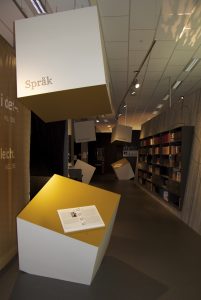 ANARKISTISK SMAKSPRØVING: Skråtthengende klosser i tak og gulv gir stikkord til den besøkende, om emnet som berøres der du står. Foto: Per A.D. Jynge