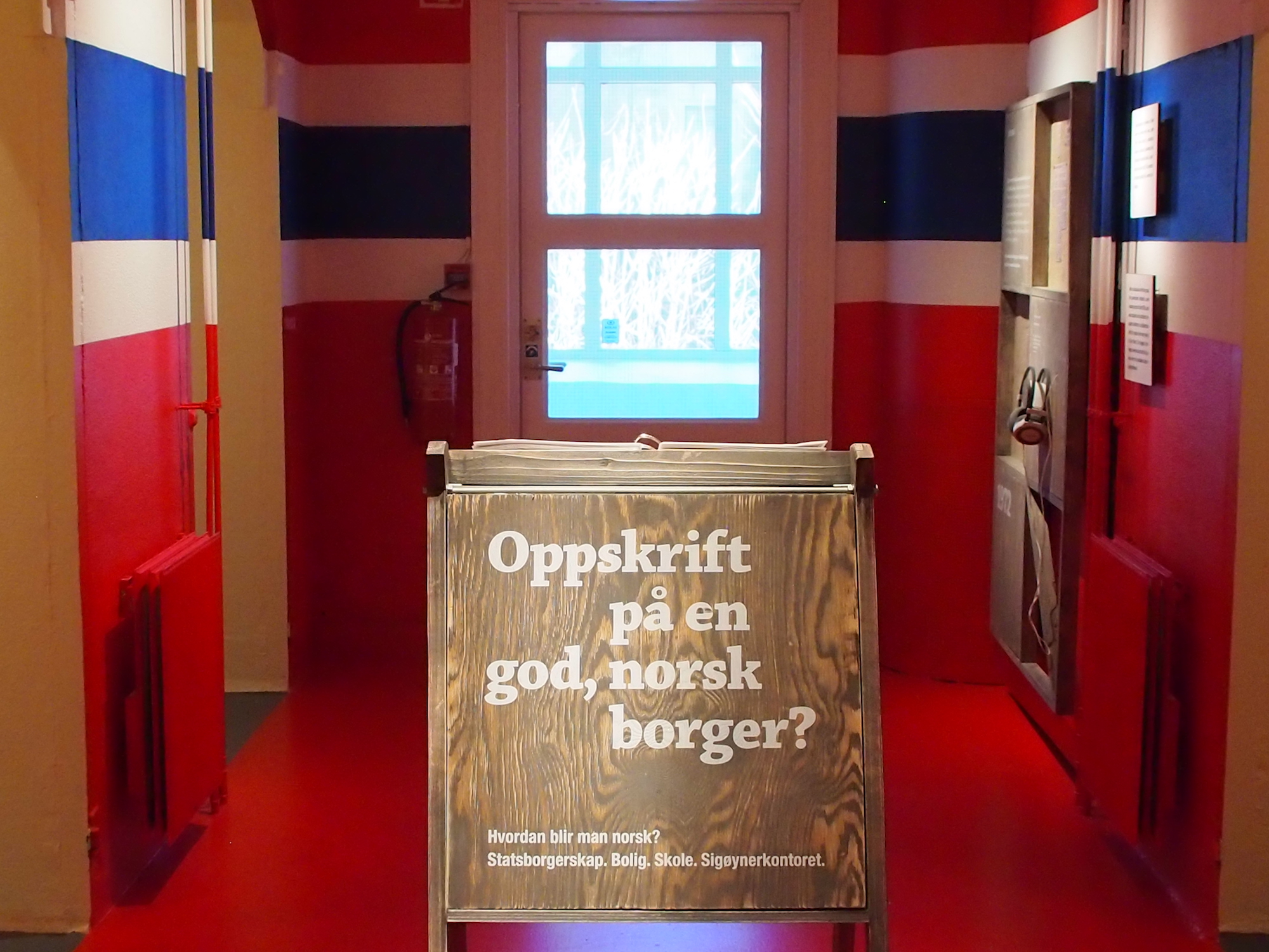 ASSIMILASJON: Dokumentasjon av norsk assimilasjonspolitikk er fremstilt i et rom malt som det norske flagg – et effektfullt grep. Foto: Cecilie Skjerdal