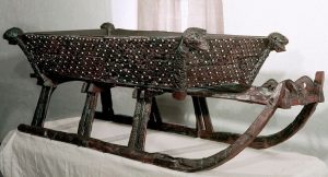 En av de alunkonserverte sledene fra Osebergfunnet, som er i ferd med å smuldre opp. Foto: Kulturhistorisk museum, UiO