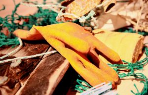 Gjenstandene virker tilfeldig plassert - slik søppel ligger hulter til bulter i fjæra. Foto: Per Jynge