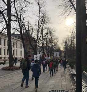 SKOLESTREIK: Ungdommer i Oslo på veg til demonstrasjon for klima morgenen fredag 22. mars 2019. Foto: Signy Norendal