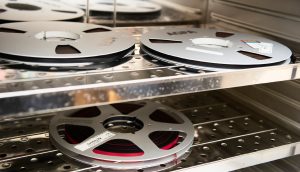 BAKER LYDBAND: Magnetbånd kan bakes i ovn på 45 grader for å reaktivere limet mellom magnetsjiktet og basematerialet. Foto: Maja Atterstig, Nasjonalbiblioteket