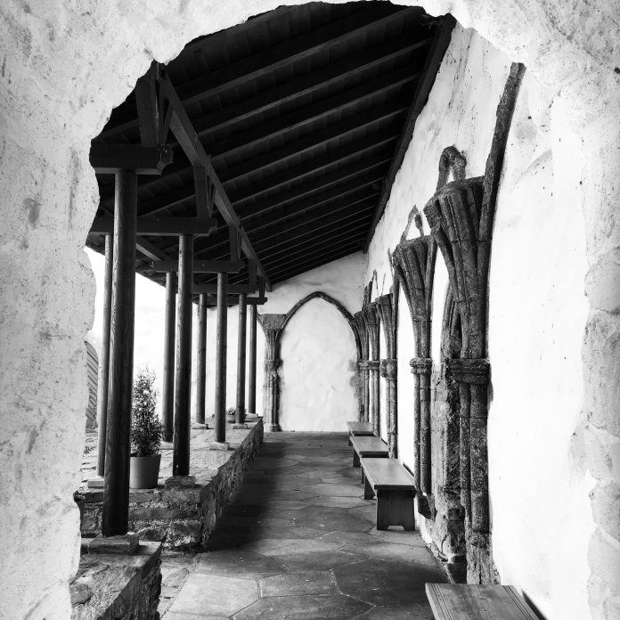 Svart hvitt foto av korsang ved middelalderkloster