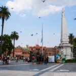 Plaza de mayo ikonisk skaut og casa rosada i bakgrunnen