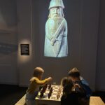 Barn spiller sjakk. Havets elfenbein