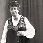 Hulda Garborg med bunad