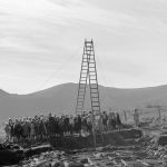 Besøk av skule på feltet_1954